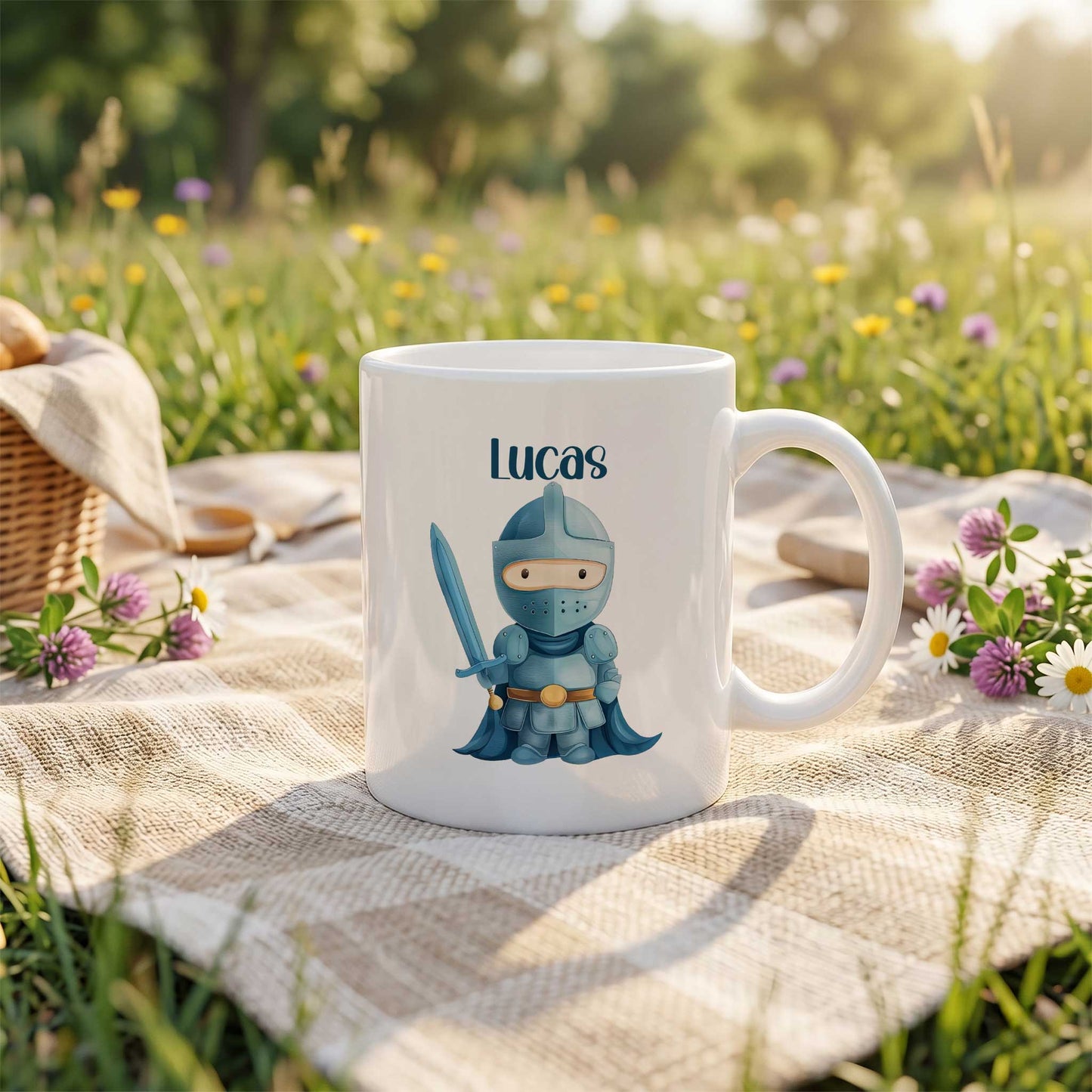 Witte mok met de naam Lucas en een illustratie van een blauwe ridder met een zwaard op een picknickkleed in een bloemenweide.