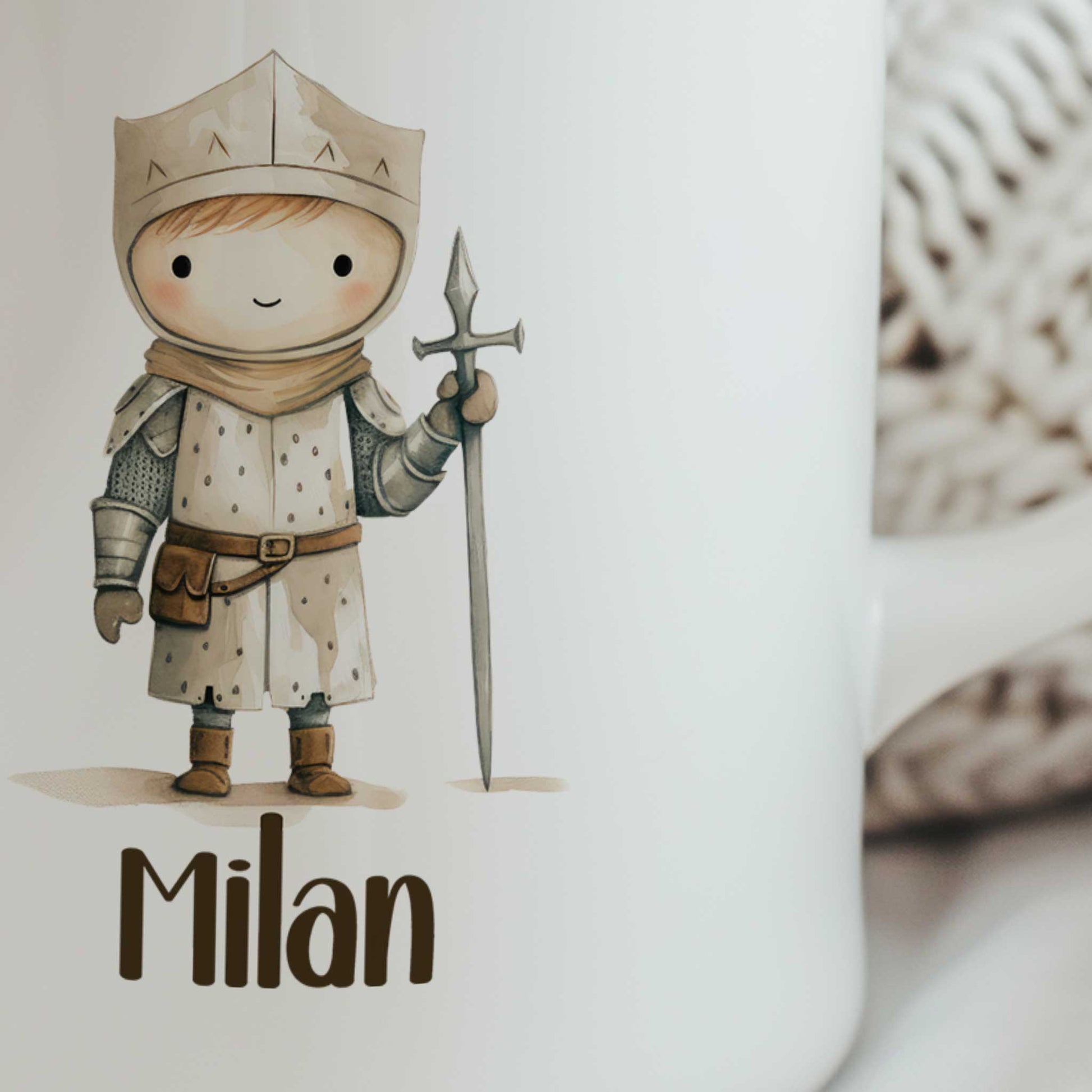 Close-up van de illustratie van een kleine ridder met zwaard en de naam Milan op een witte mok.
