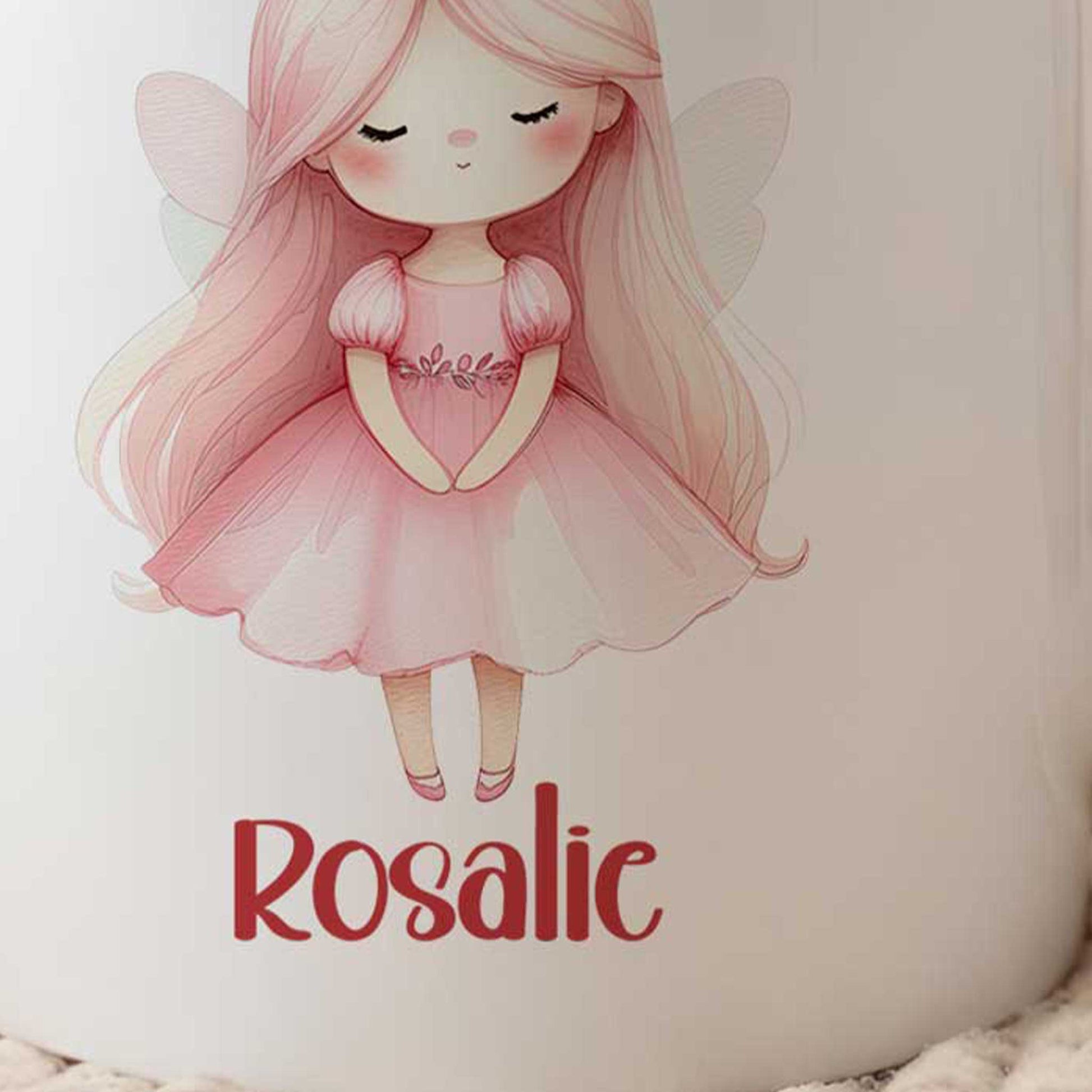 Close-up van de witte mok met een prinses met roze kroontje, lang roze haar en roze jurk. Onder de illustratie staat de naam Rosalie.