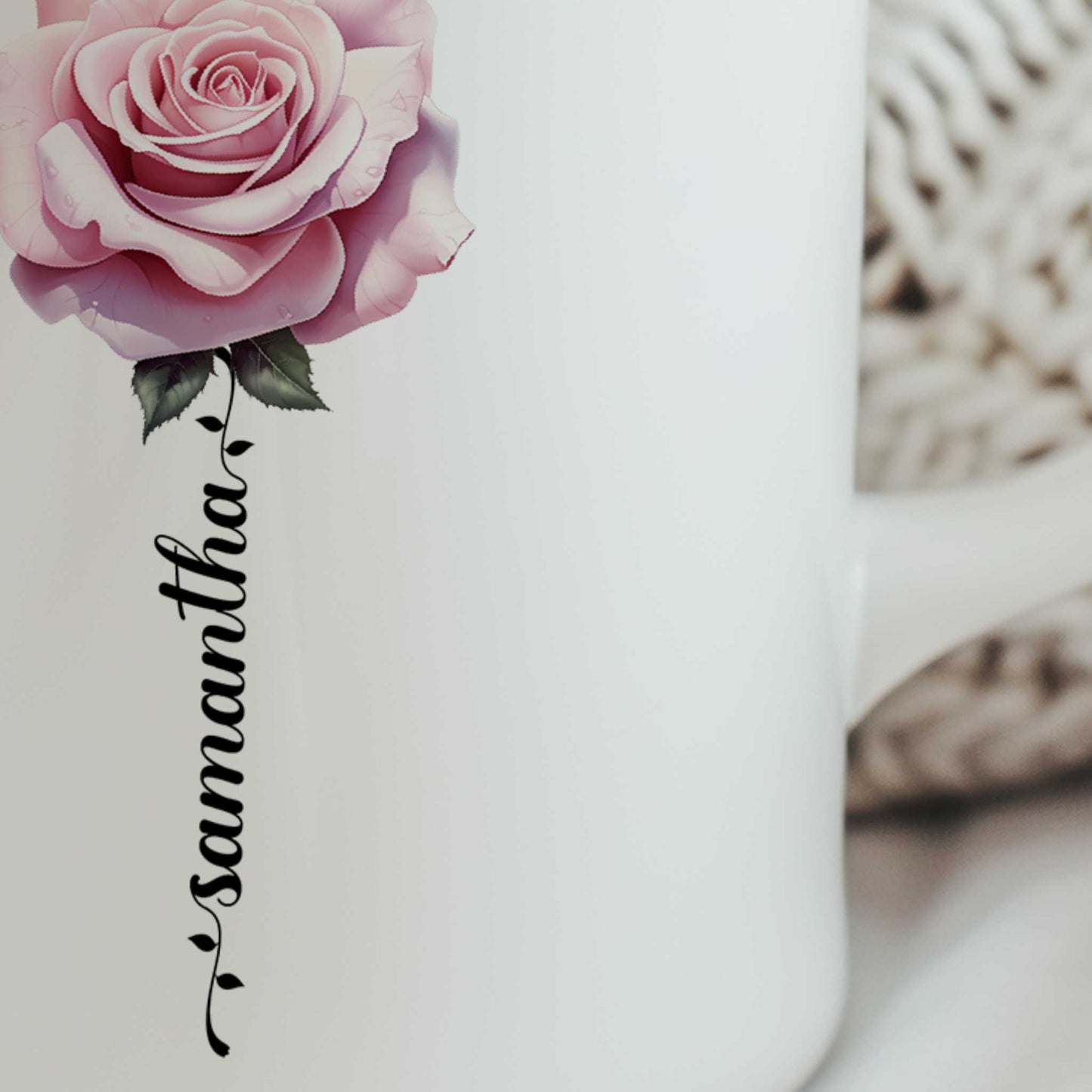 Close-up van een roze roos op een witte mok, met de gepersonaliseerde naam sierlijk verwerkt als bloemsteel onder de bloem.