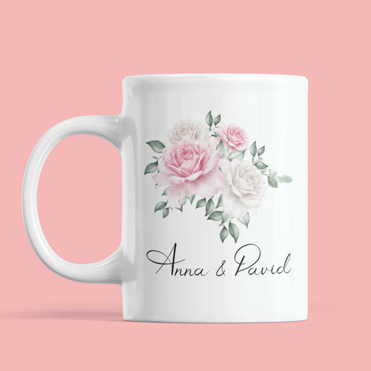 Witte mok met roze en witte aquarelrozen en namen van bruidspaar – gepersonaliseerd trouwcadeau
