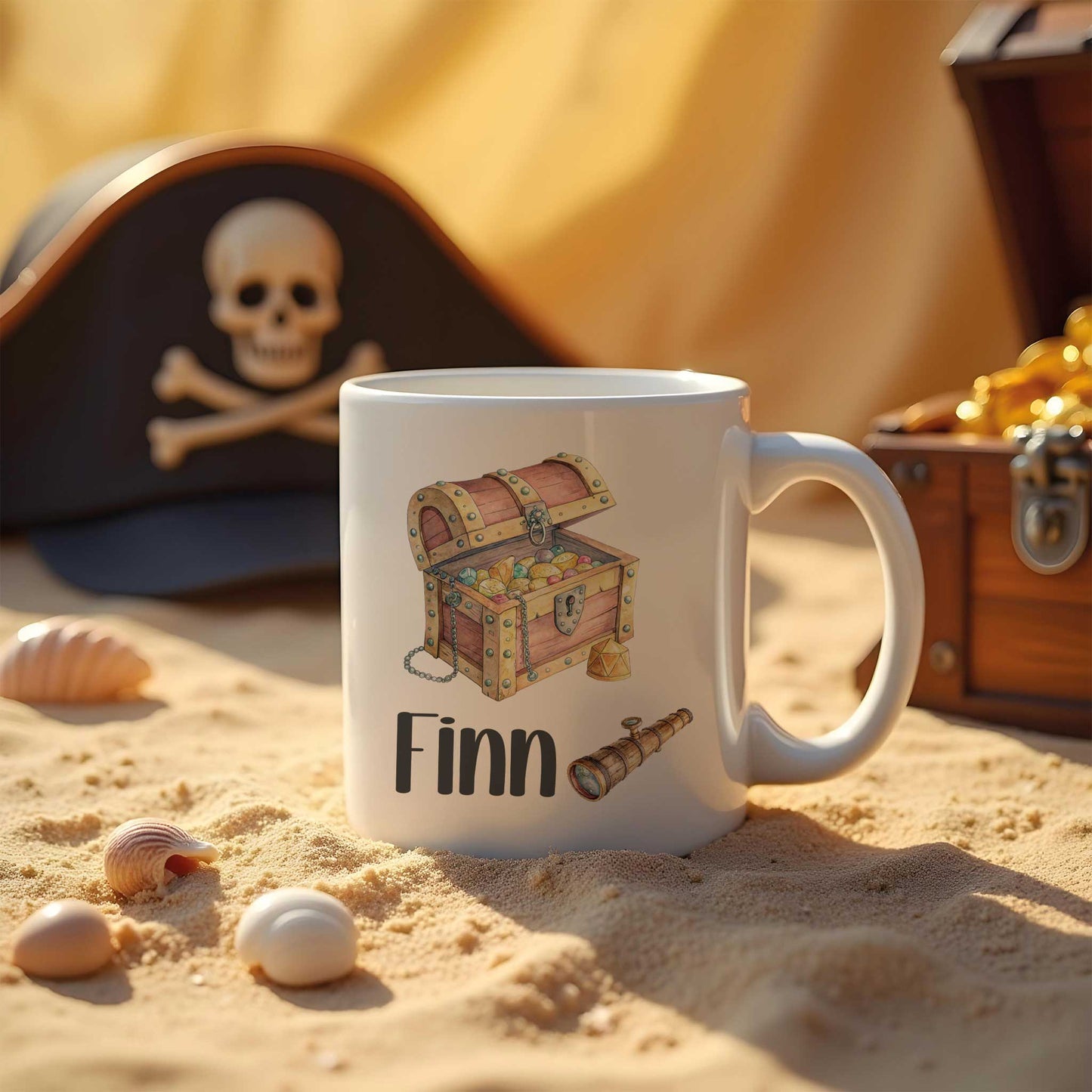 Sfeerfoto van een witte mok met een schatkist, een verrekijker en de naam Finn op zand, met een piratenhoed, schatkist en schelpen op de achtergrond.