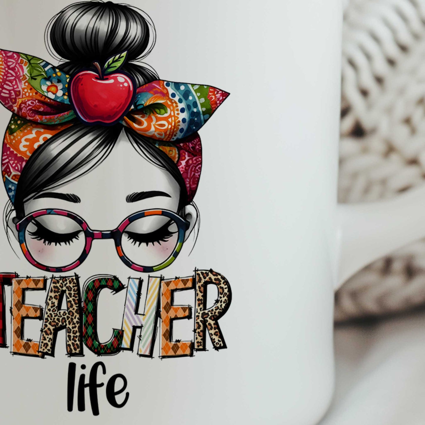 Close-up van de Teacher Life illustratie op een witte mok, met een vrouw met bril, kleurrijke hoofddoek en de tekst "Teacher Life" in opvallende letters.