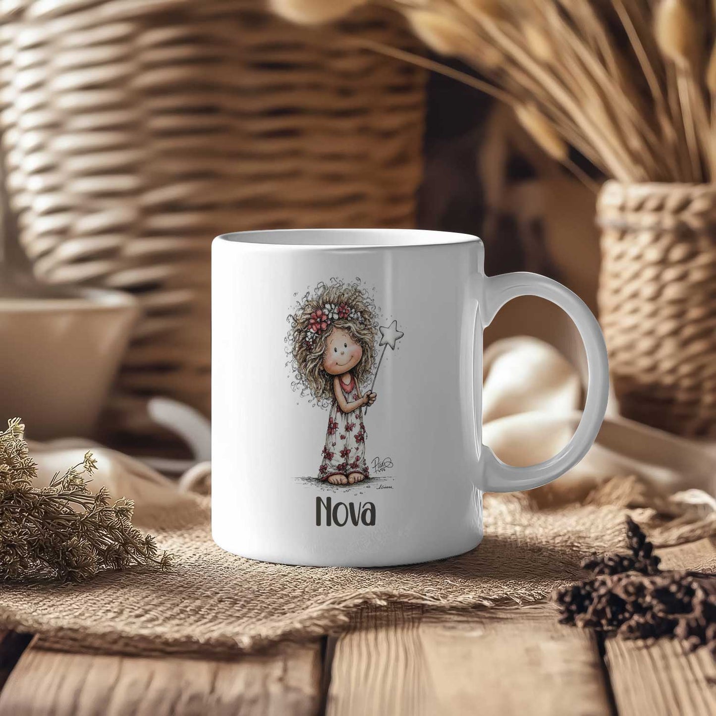 Witte mok met fee-illustratie en naam Nova op een houten tafel met geweven manden en droogbloemen op de achtergrond.
