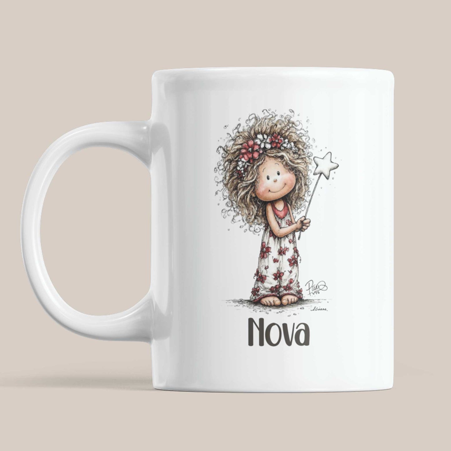 Witte mok met illustratie van een fee met bloemen in haar haar, een toverstaf en de naam Nova op een beige achtergrond.