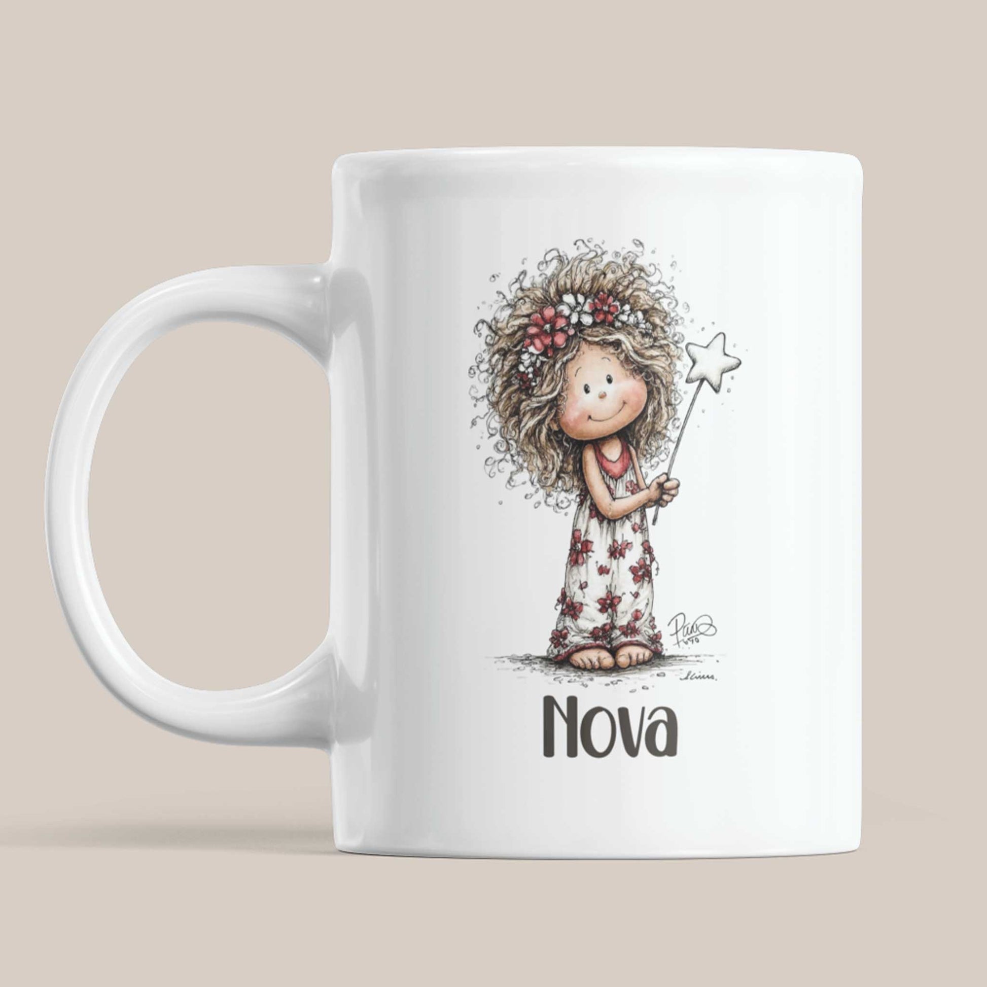 Witte mok met illustratie van een fee met bloemen in haar haar, een toverstaf en de naam Nova op een beige achtergrond.