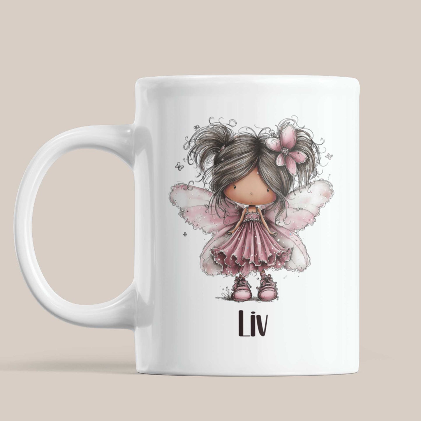 Witte mok met illustratie van een fee met grijsbruin haar, roze bloem in het haar, roze vleugels en de naam Liv op een beige achtergrond.