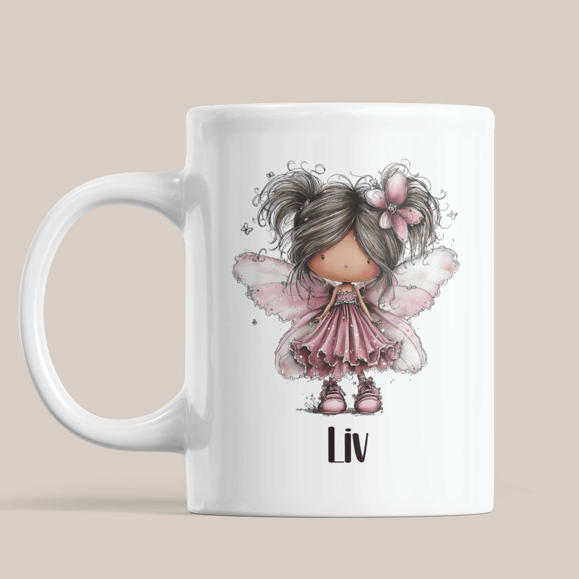 Witte mok met illustratie van een fee met grijsbruin haar, roze bloem in het haar, roze vleugels en de naam Liv op een beige achtergrond.