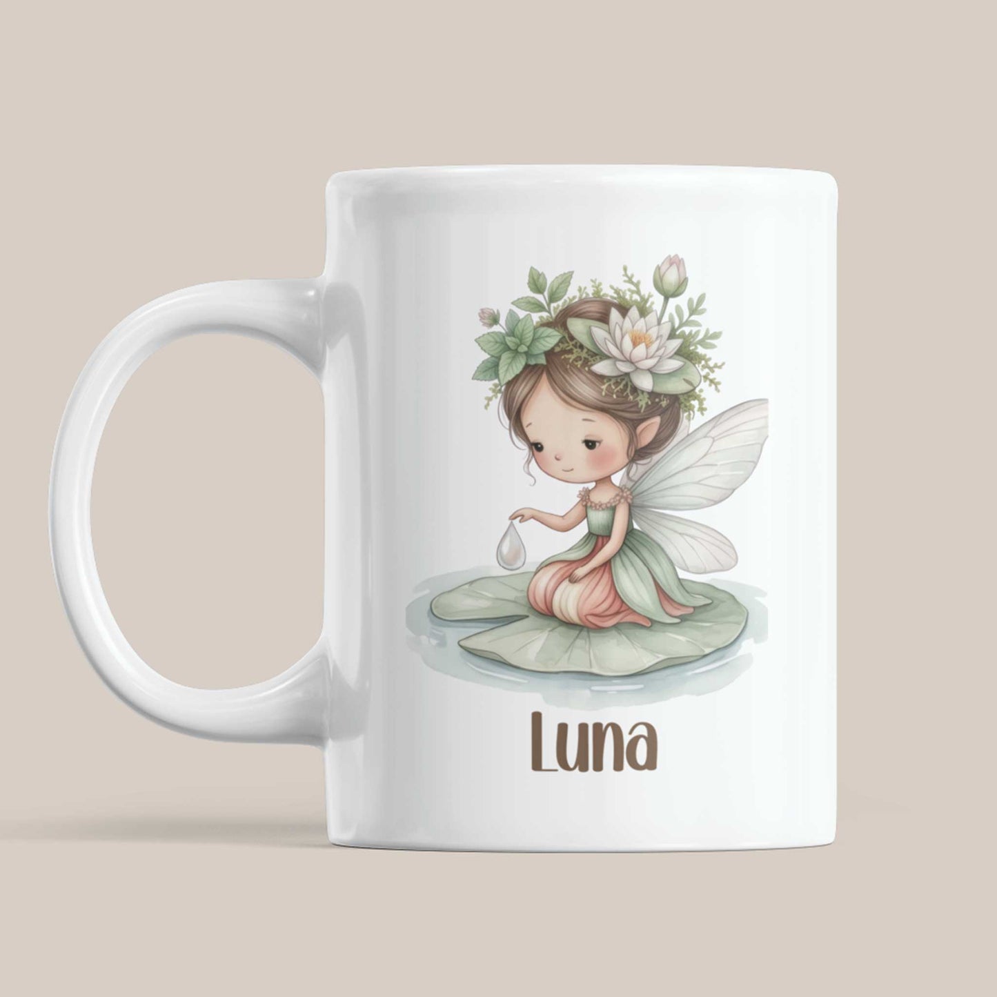 Witte mok met illustratie van een fee met waterlelies in haar haar, zittend op een waterlelieblad, met de naam Luna op een beige achtergrond.