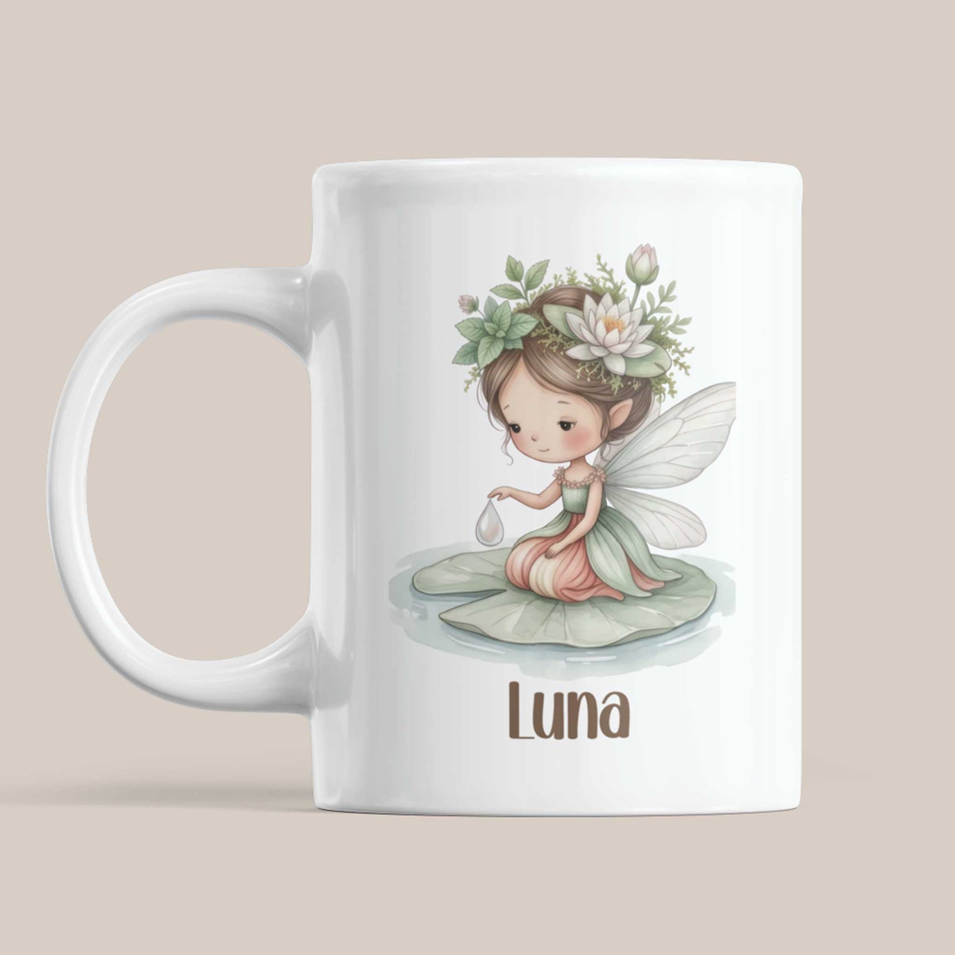 Witte mok met illustratie van een fee met waterlelies in haar haar, zittend op een waterlelieblad, met de naam Luna op een beige achtergrond.