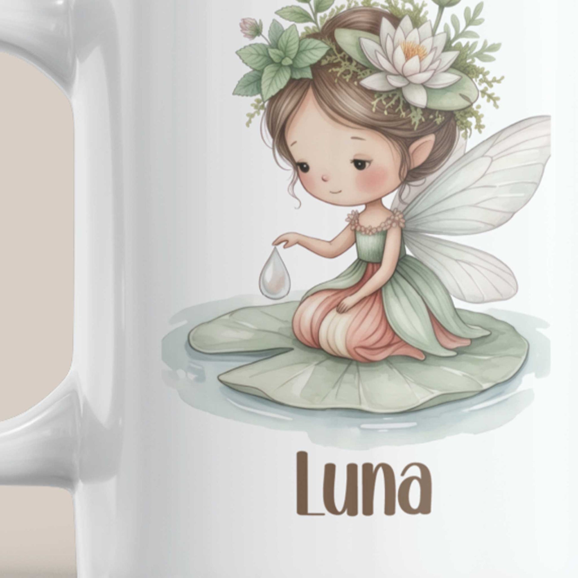 Close-up van een witte mok met een waterleliefee op een waterlelieblad en de naam Luna onder de illustratie.