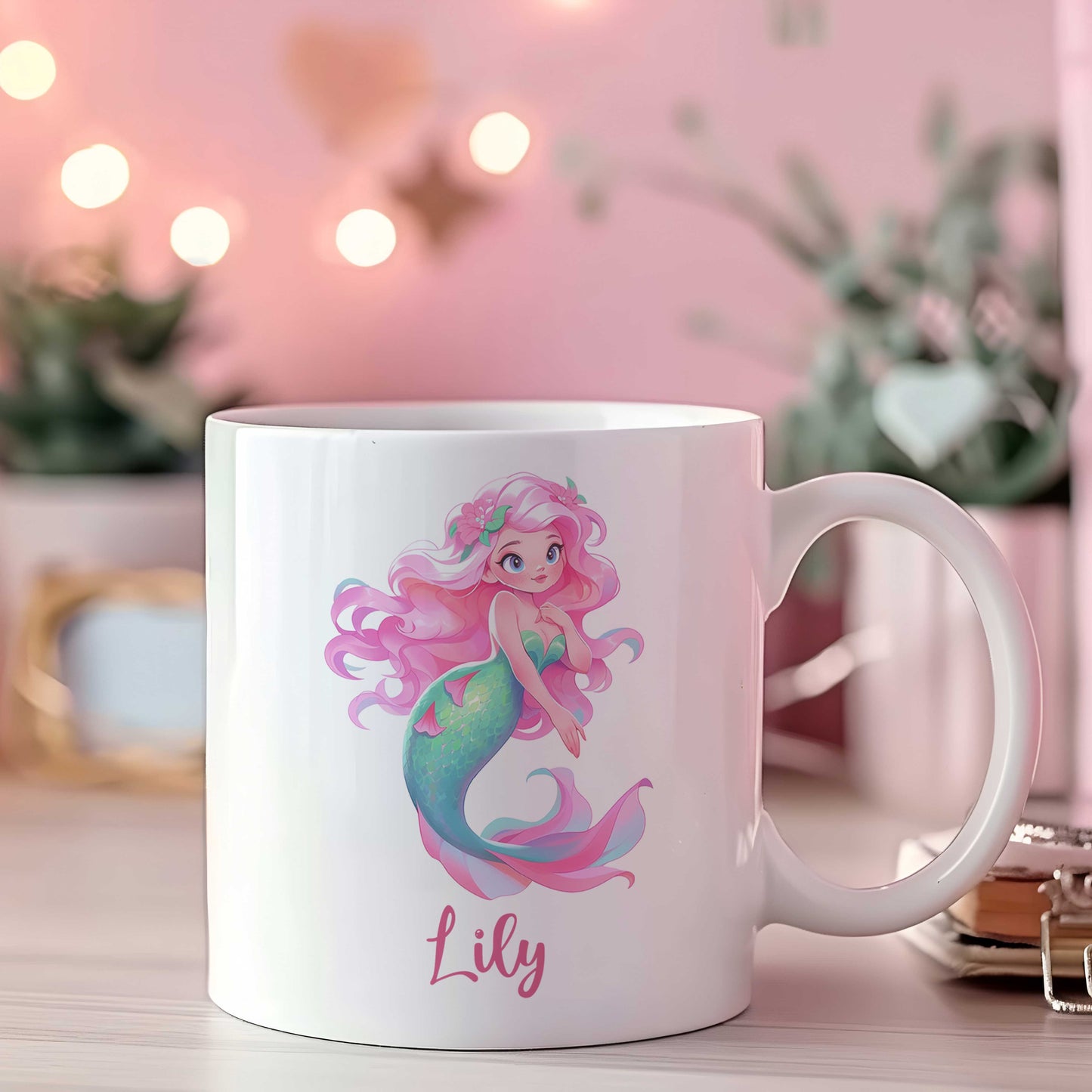 Witte mok met gepersonaliseerde naam Lily op een tafel tegen een roze achtergrond. Op de mok staat een kleurrijke zeemeermin met roze haar, bloemen in het haar en een turquoise staart met roze accenten.