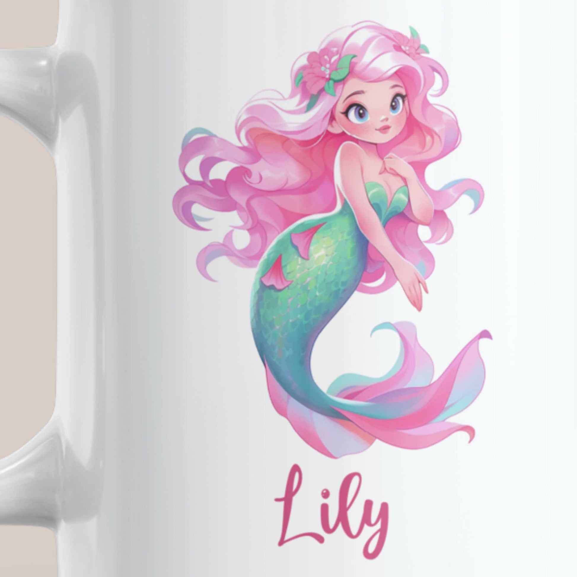 Close-up van een witte keramische mok met een vrolijke zeemeermin. De zeemeermin heeft lang golvend roze haar met bloemen erin, grote blauwe ogen en een turquoise zeemeerminstaart. Onder de illustratie staat de naam Lily.
