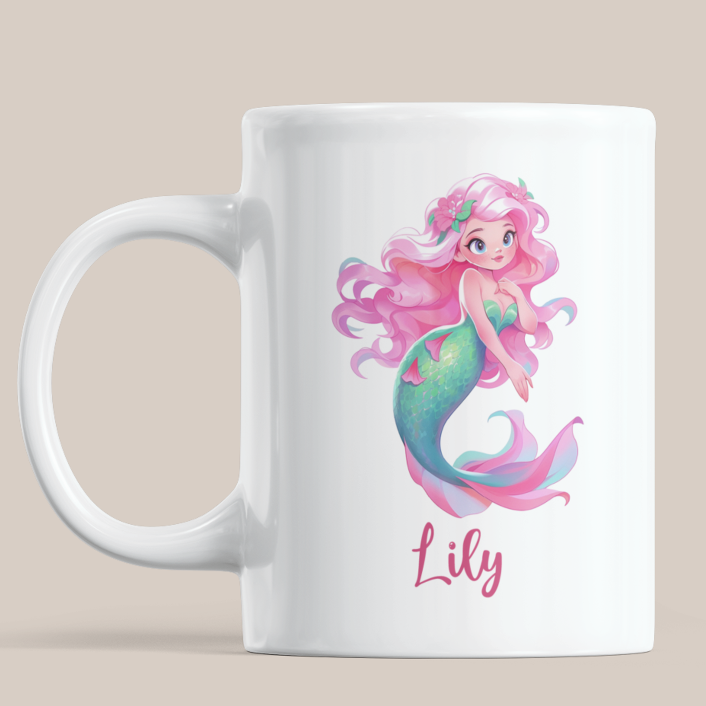 Vrijstaande witte mok op een lichte achtergrond. Op de mok staat een kleurrijke zeemeermin met roze haar, bloemen in het haar, een turquoise staart en de gepersonaliseerde naam Lily.