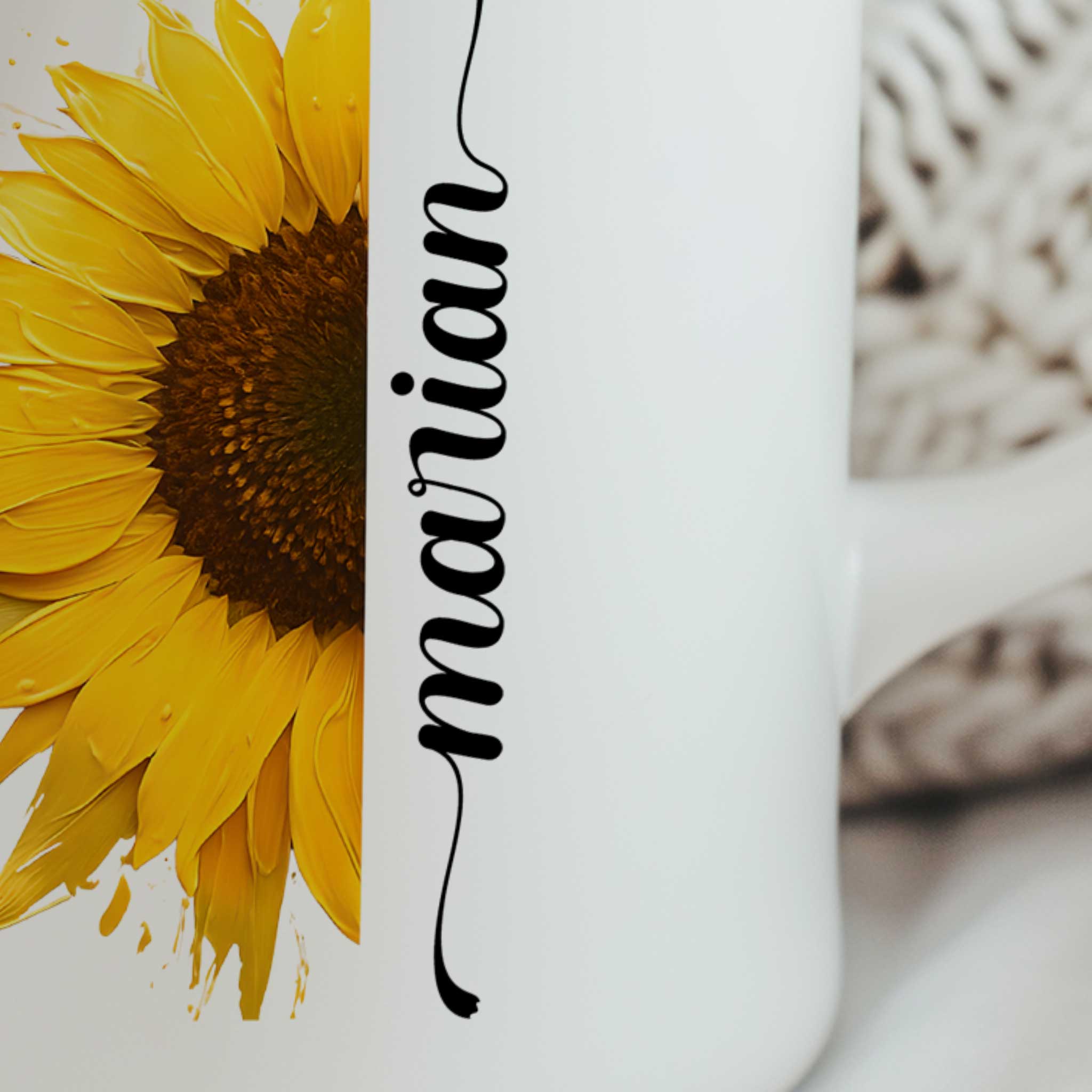 Close-up van een witte mok met een halve gele zonnebloem en een gepersonaliseerde naam naast de bloem, waarbij de details van de bloemblaadjes en de naam duidelijk zichtbaar zijn.