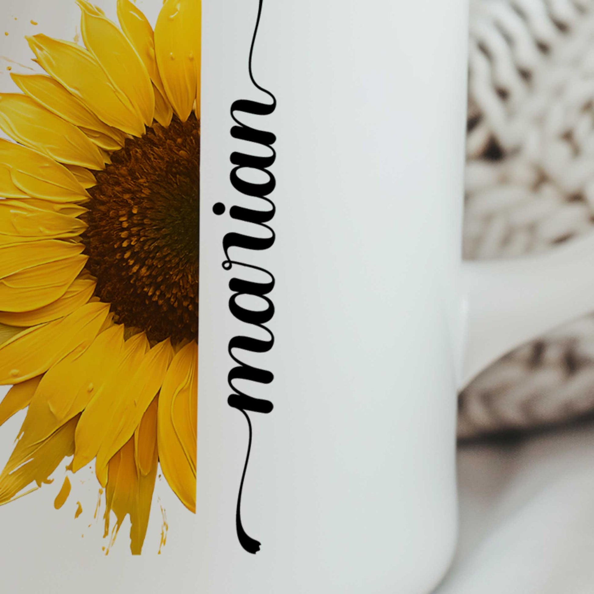 Close-up van een witte mok met een halve gele zonnebloem en een gepersonaliseerde naam naast de bloem, waarbij de details van de bloemblaadjes en de naam duidelijk zichtbaar zijn.