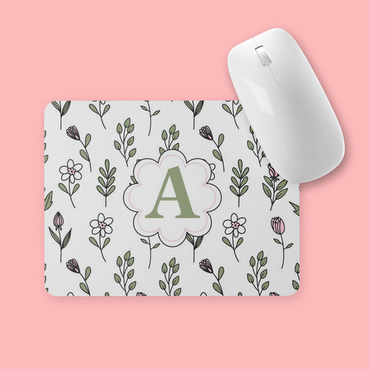 Muismat met antislip onderkant, met patroon van lijn bloemen in licht groene en roze kleuren en in het midden een Monogram van de letter van iemands naam die aanpasbaar is