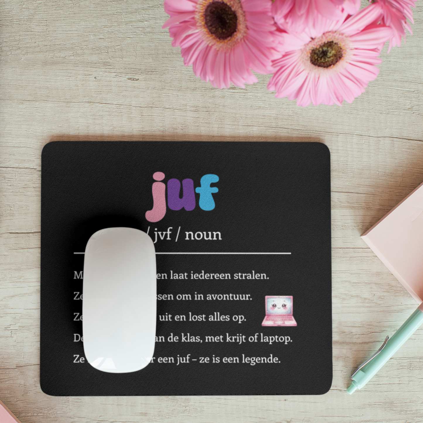 zwarte muismat voor juf met noun uitdrukkingen speciaal voor haar en een illustratie van een roze laptop met een smiley op een tafel met een pen en bloemen