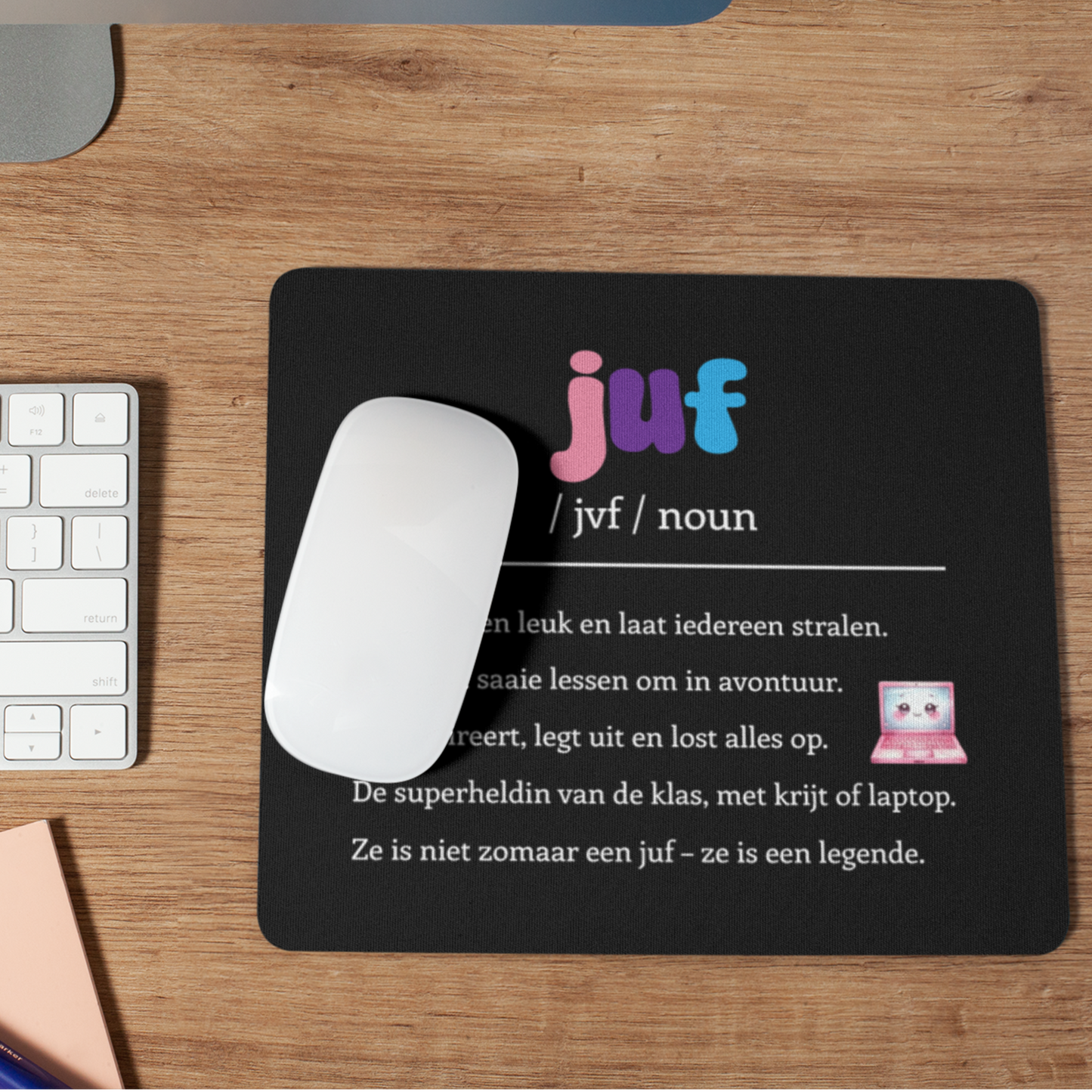 zwarte muismat voor juf met noun uitdrukkingen speciaal voor haar en een illustratie van een roze laptop met een smiley op een houten bureau met een muis erop