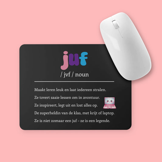 zwarte muismat voor juf met noun uitdrukkingen speciaal voor haar en een illustratie van een roze laptop met een smiley tegen een lichtroze achtergrond met een muis erop