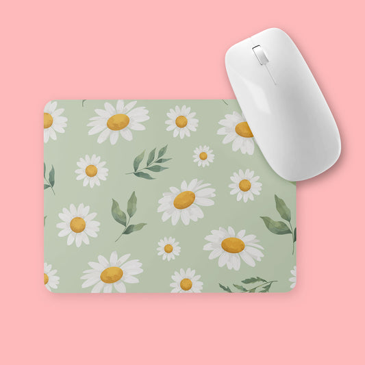 muismat met een bloemenpatroon, Margrietjes en blaadjes op een licht groene ondergrond