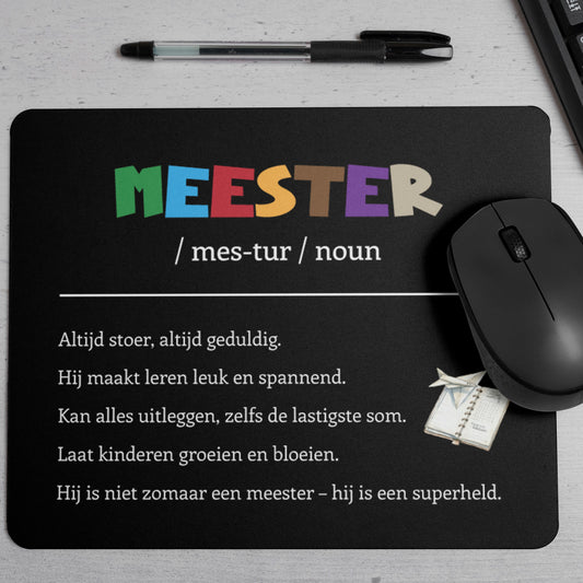 Muismat cadeau voor meester, zwart met kleurrijke tekst en illustratie van boek en papieren vliegtuig