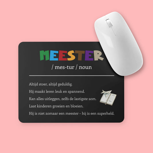 Zwarte muismat voor meester met kleurrijke tekst ‘meester / noun’ en inspirerende woorden