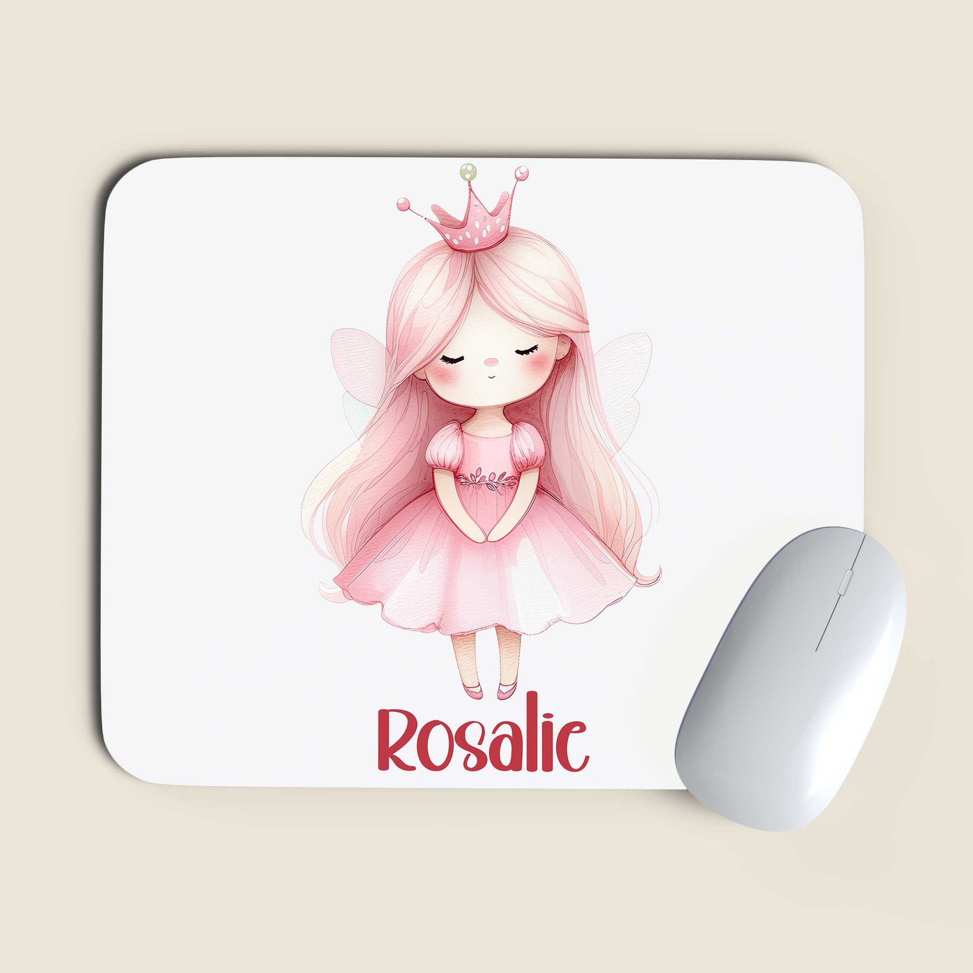Witte muismat met een prinses met roze kroontje, lange roze haren en de naam Rosalie op een lichte achtergrond naast een grijze computermuis.