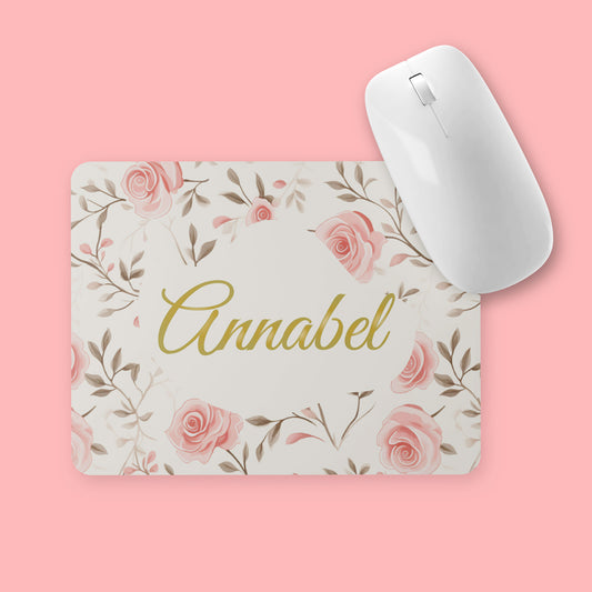 Muismat met roze rozen en een naam in sierlijk goud. De naam is aanpasbaar