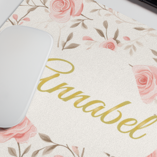 close up van Muismat met roze rozen en een naam in sierlijk goud. De naam is aanpasbaar