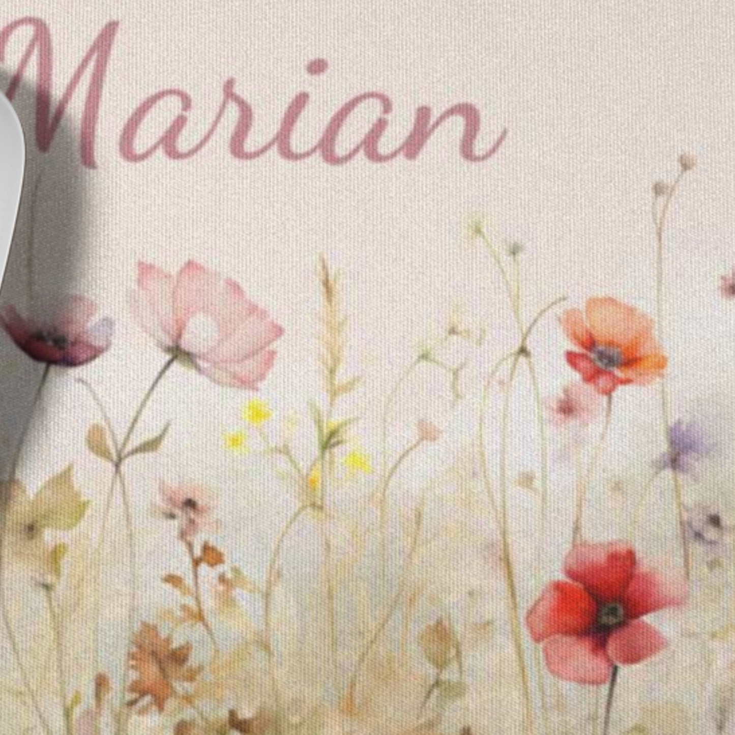 close up van muismat met wilde bloemen tegen een zacht creme achtergrond met  een naam in zachtroze. Naam is aanpasbaar