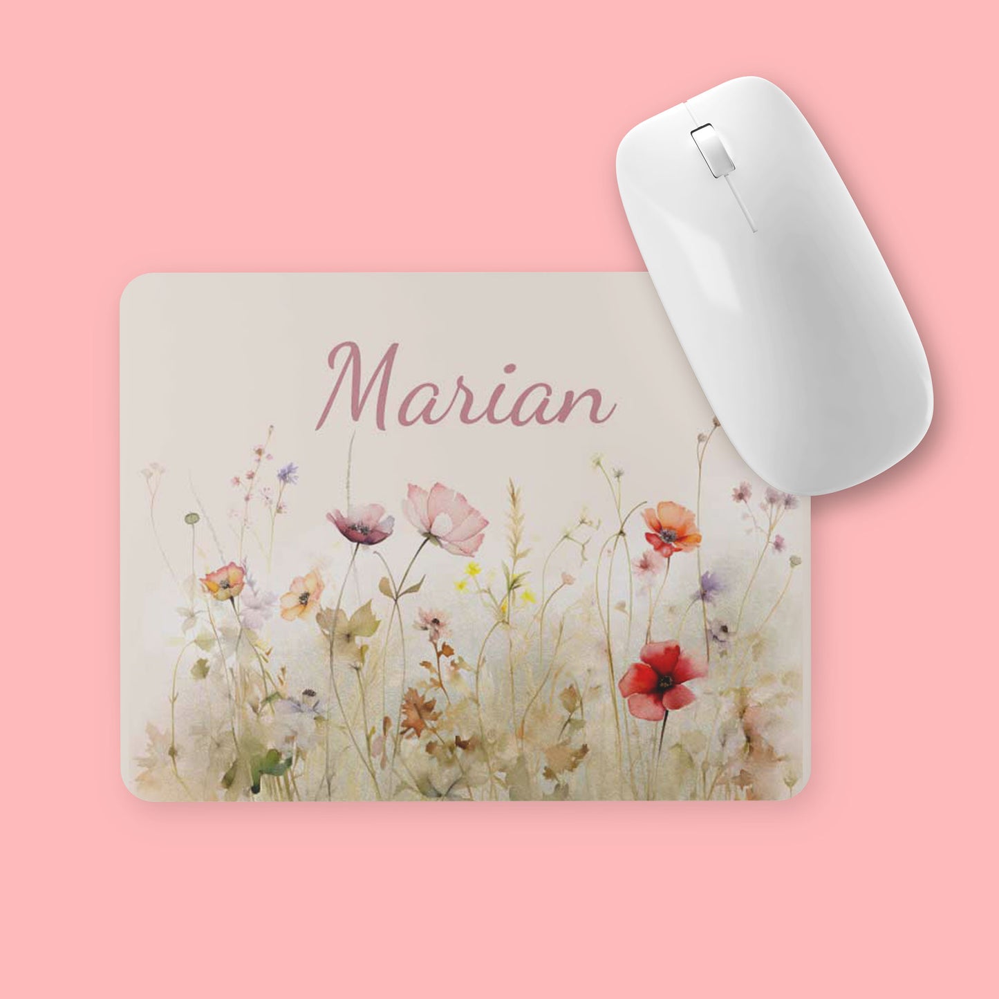 muismat met wilde bloemen tegen een zacht creme achtergrond met  een naam in zachtroze. Naam is aanpasbaar