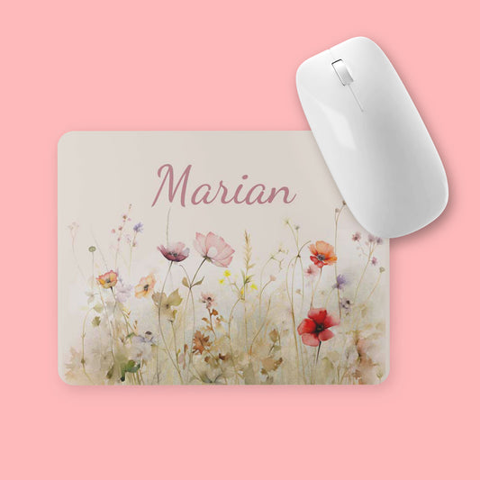 muismat met wilde bloemen tegen een zacht creme achtergrond met  een naam in zachtroze. Naam is aanpasbaar