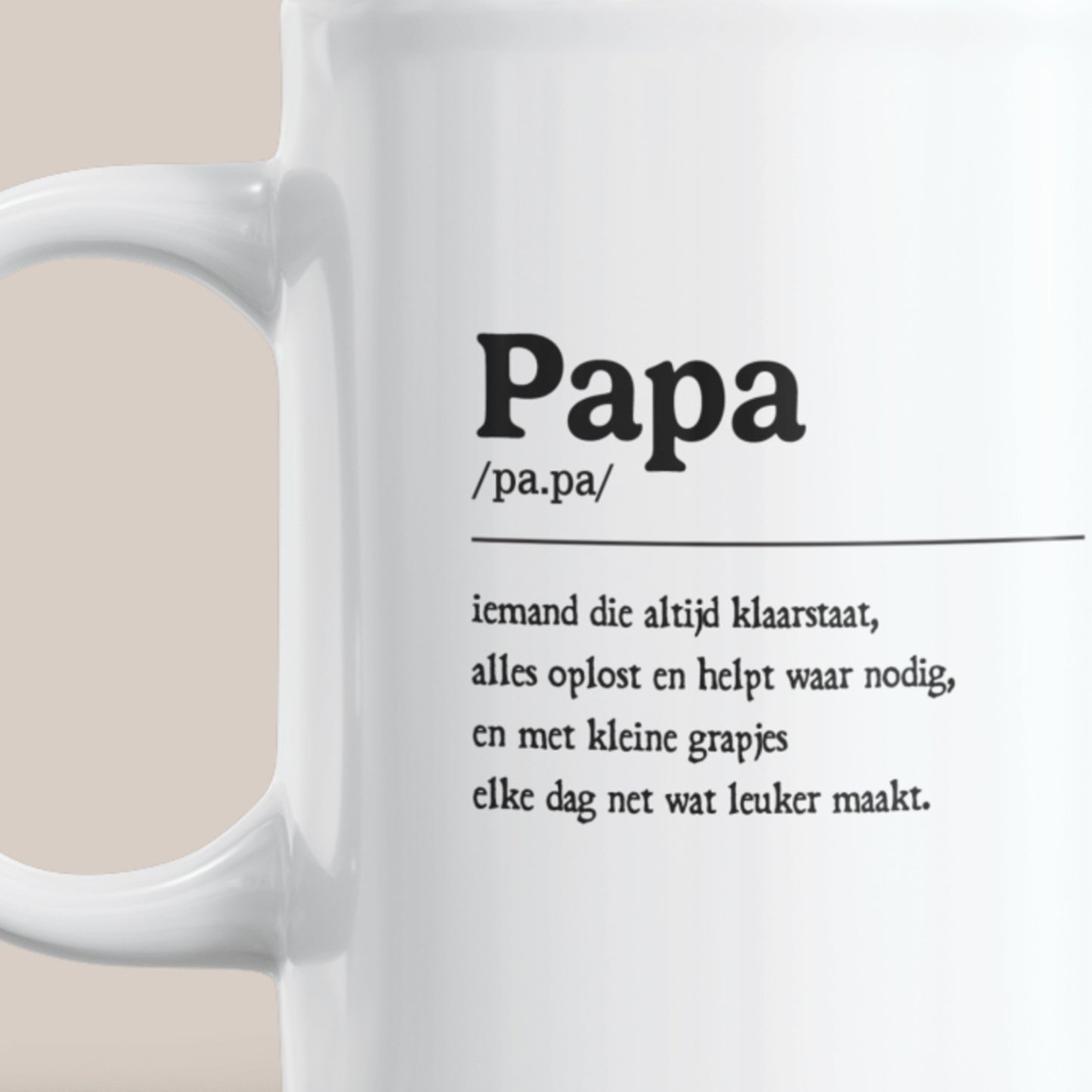 Close-up van een witte papa mok met zwarte typografie en lieve tekst voor Vaderdag.