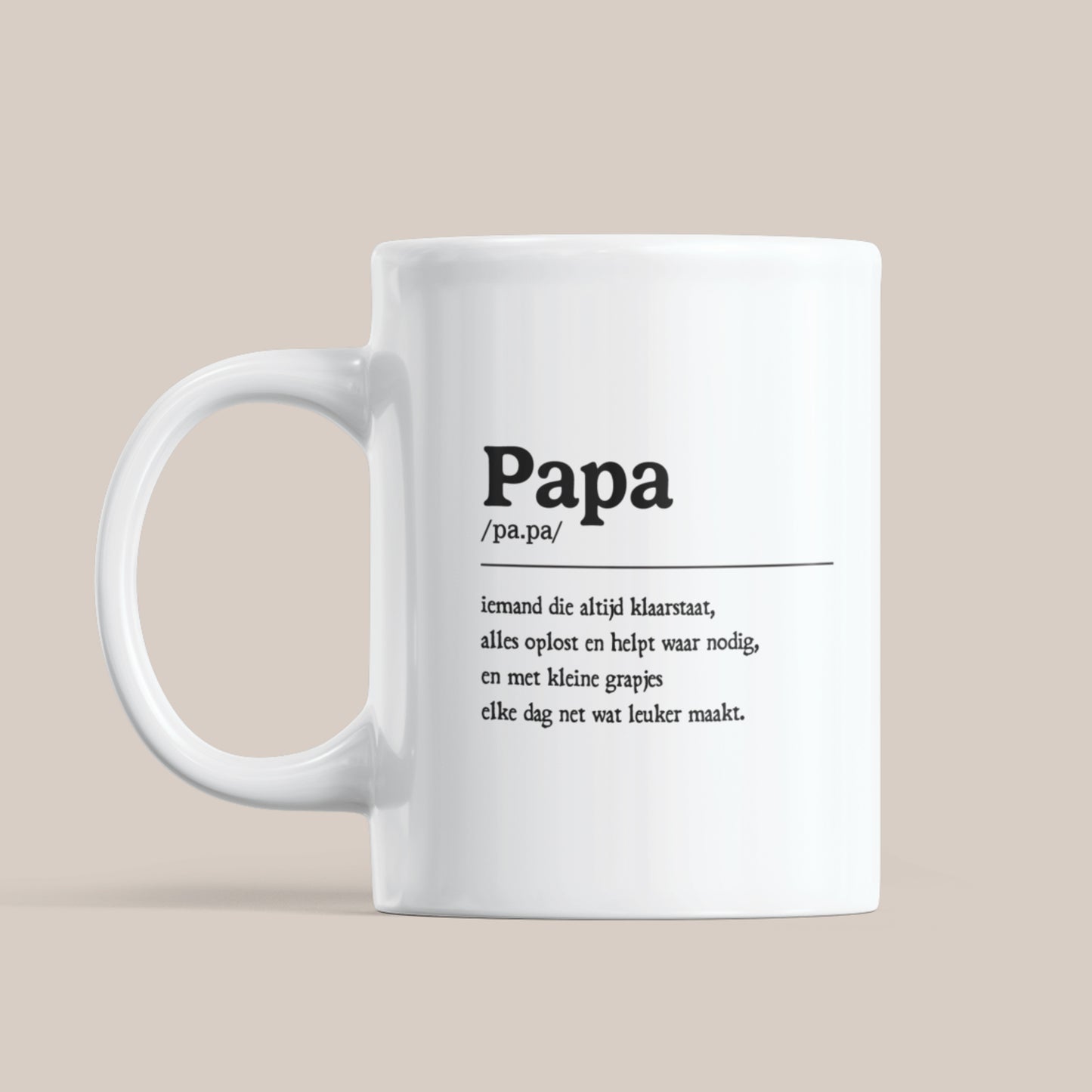 Witte keramische mok met de tekst “Papa” en een betekenisvolle beschrijving op lichte beige achtergrond.