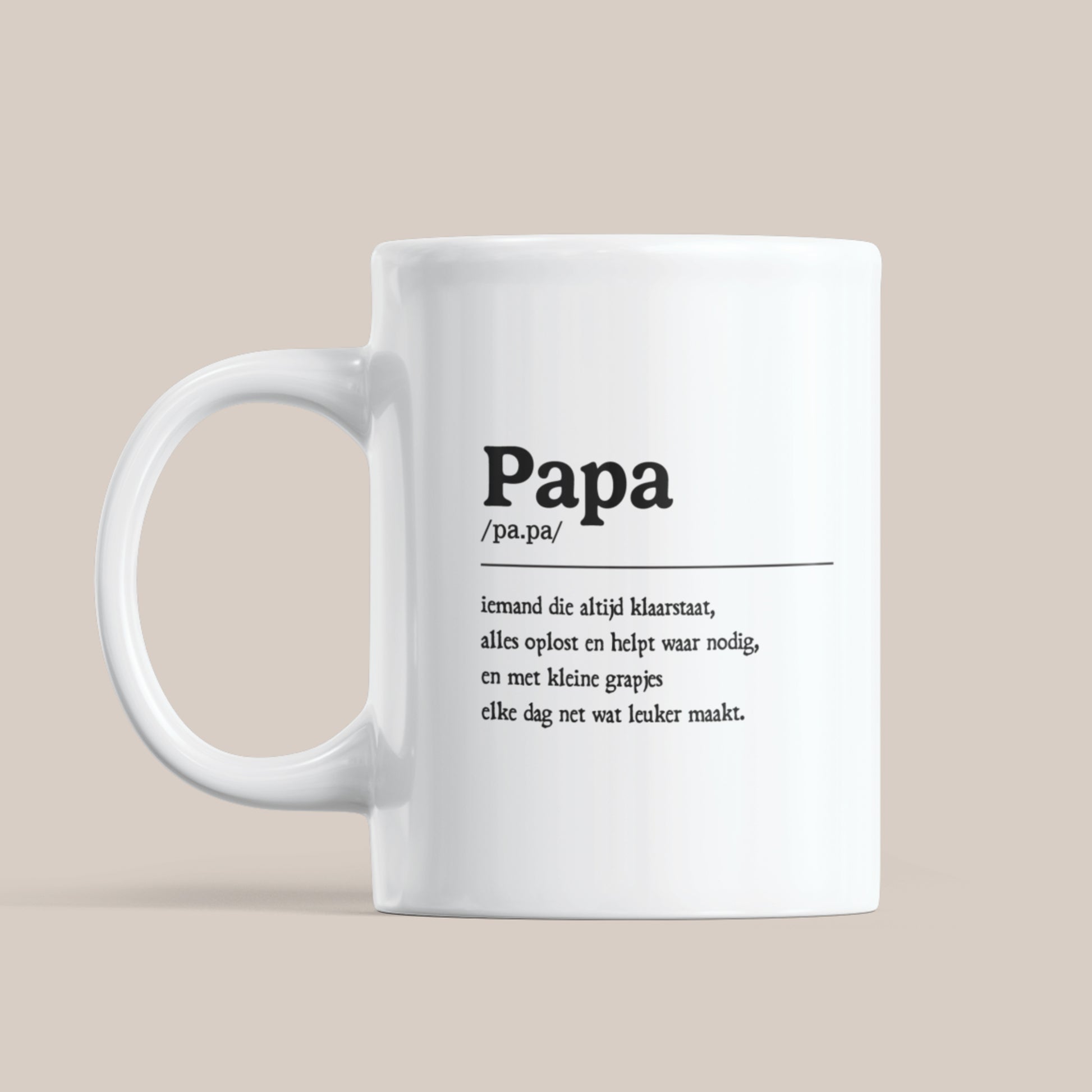 Witte keramische mok met de tekst “Papa” en een betekenisvolle beschrijving op lichte beige achtergrond.