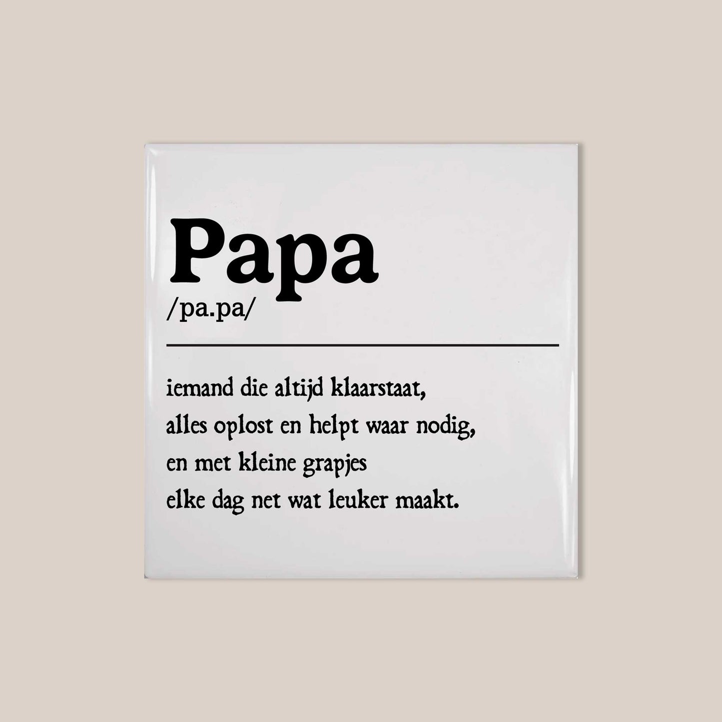 Vierkant keramisch tegeltje met zwarte tekst “Papa” en een warme betekenisvolle beschrijving op een lichte achtergrond