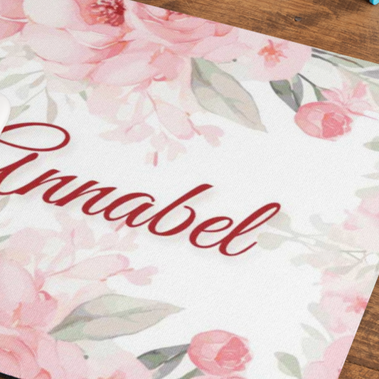 Close-up van muismat met roze bloemen en naam Annabel.