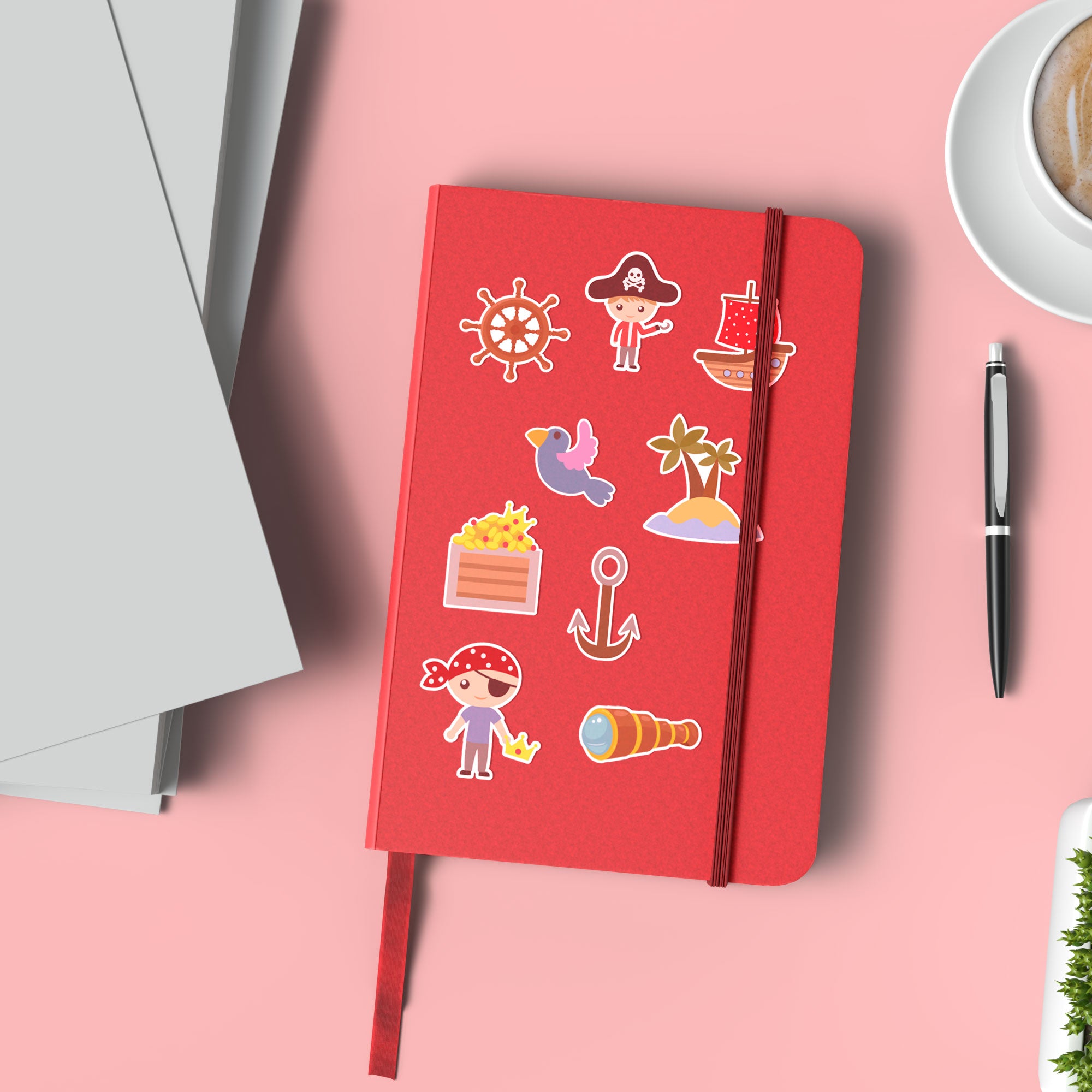 Rood notitieboek versierd met piratenstickers zoals piraten, schip, papegaai en anker