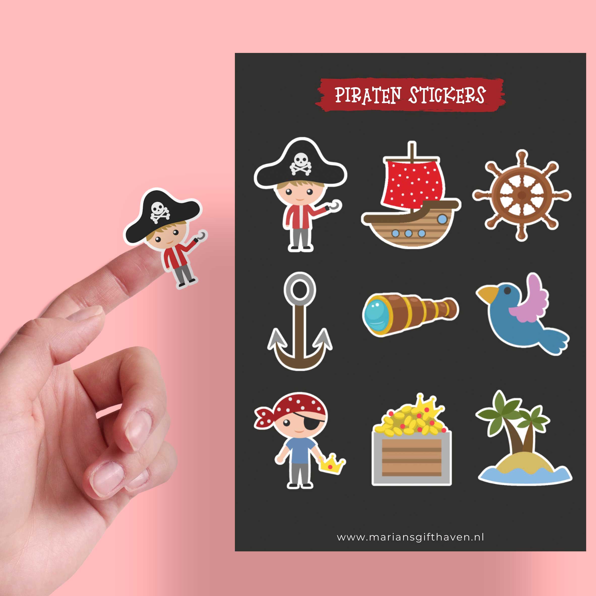 Hand houdt een piratensticker vast naast een stickervel met 9 piratenstickers op zwarte achtergrond