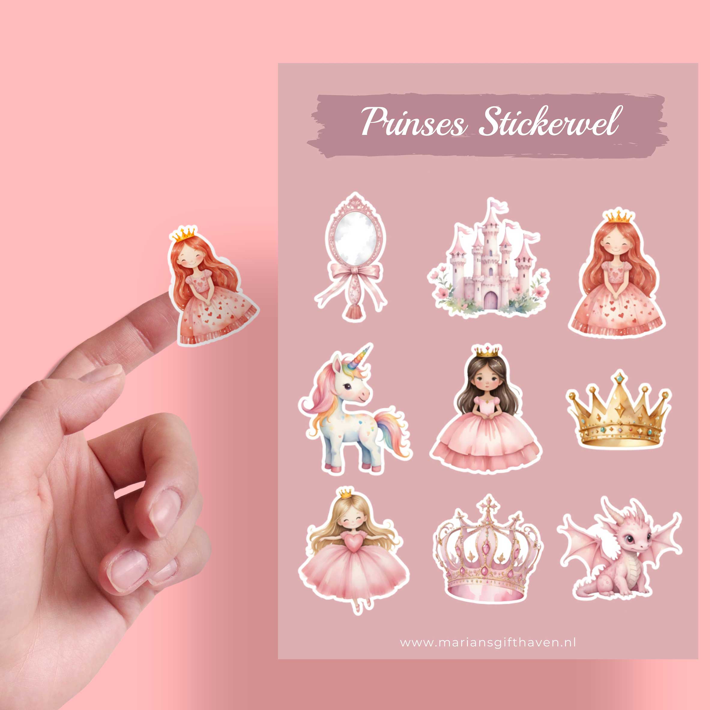 Hand die een prinsessensticker vasthoudt, met een volledig prinsessenstickervel ernaast op een roze achtergrond.