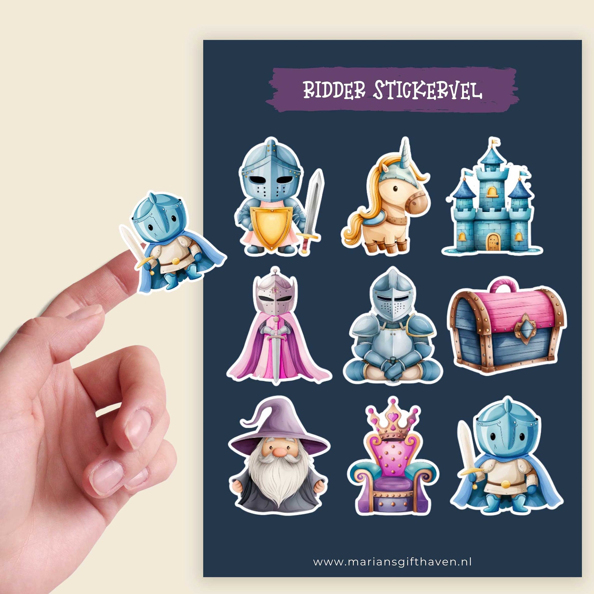 Hand houdt een losse blauwe riddersticker naast een ridder stickervel met negen sprookjesstickers op een donkere achtergrond.