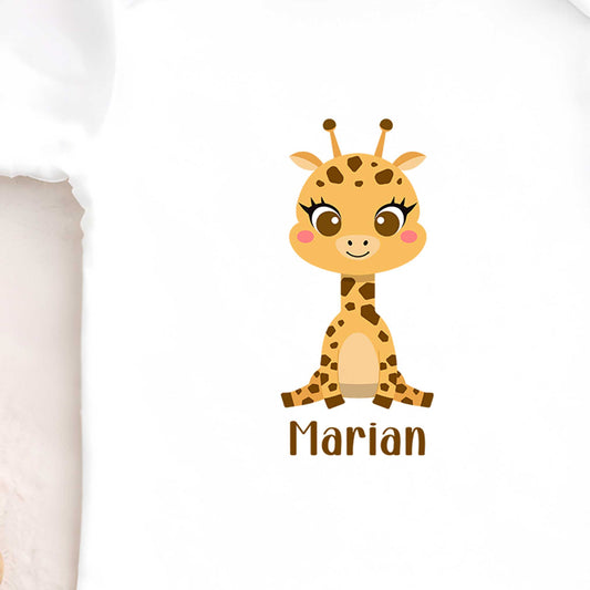Close-up van een witte babyromper met een schattig girafje en de naam Marian op de voorkant.