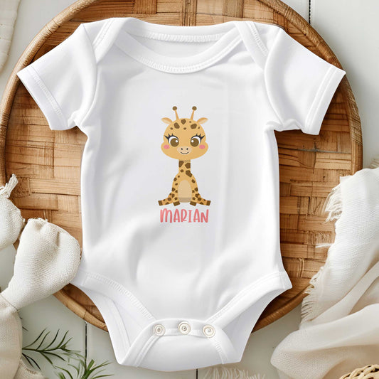 Witte babyromper met vrolijk girafje en naam gepresenteerd op mandje