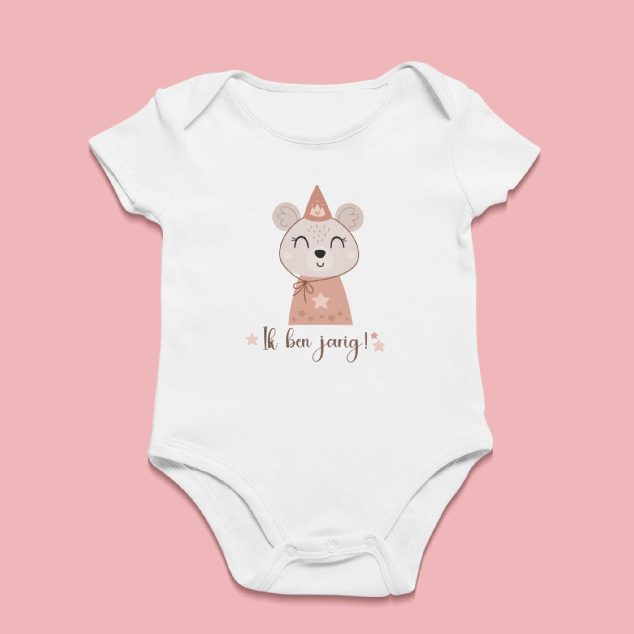 Wit rompertje met muis-illustratie en tekst 