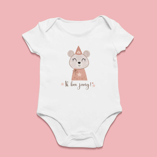 Wit rompertje met muis-illustratie en tekst "Ik ben jarig!" op roze achtergrond