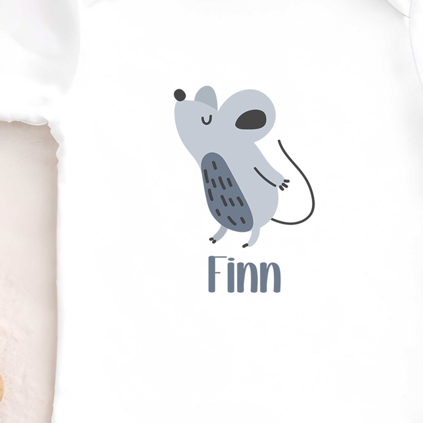 Close-up van de illustratie van een grijze muis met de naam Finn op een witte romper.