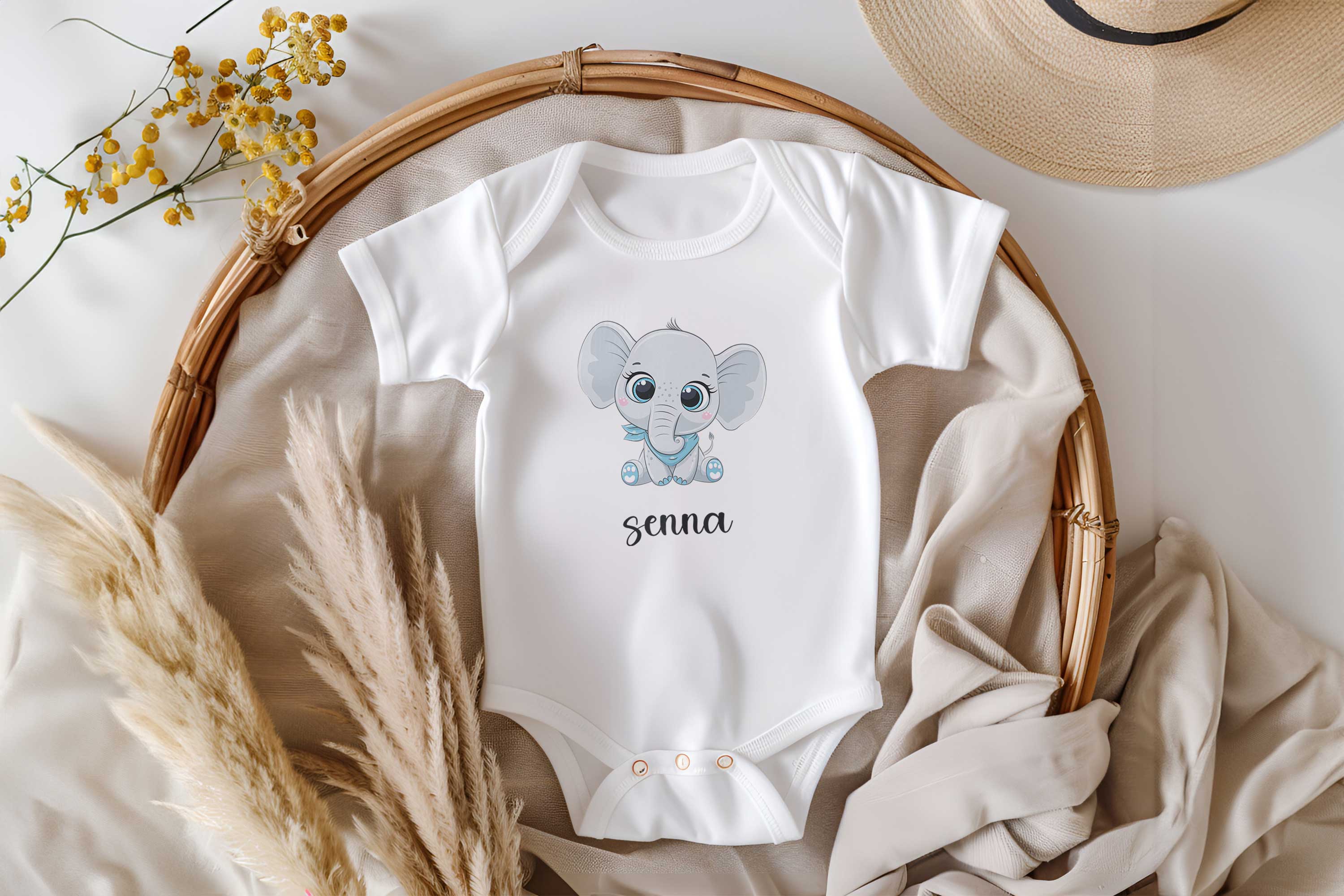 Gepersonaliseerd babyrompertje met naam en schattig olifantje in een rotan mandje – Marians Gift Haven
