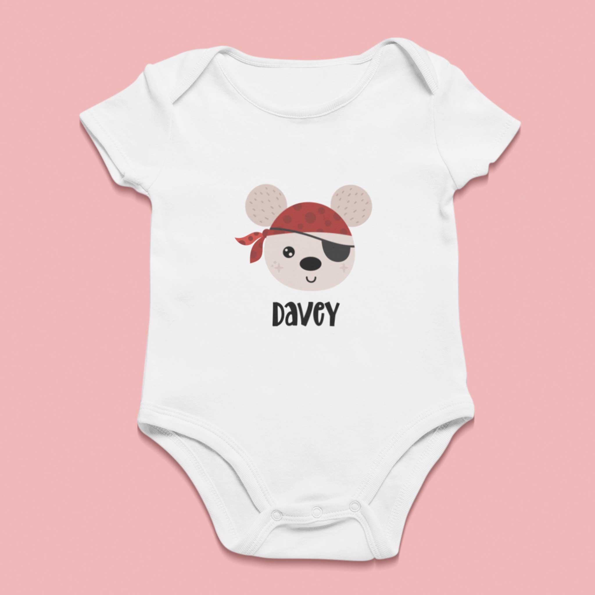 Wit babyrompertje met piraat illustratie, rode bandana en naam Davey op roze achtergrond
