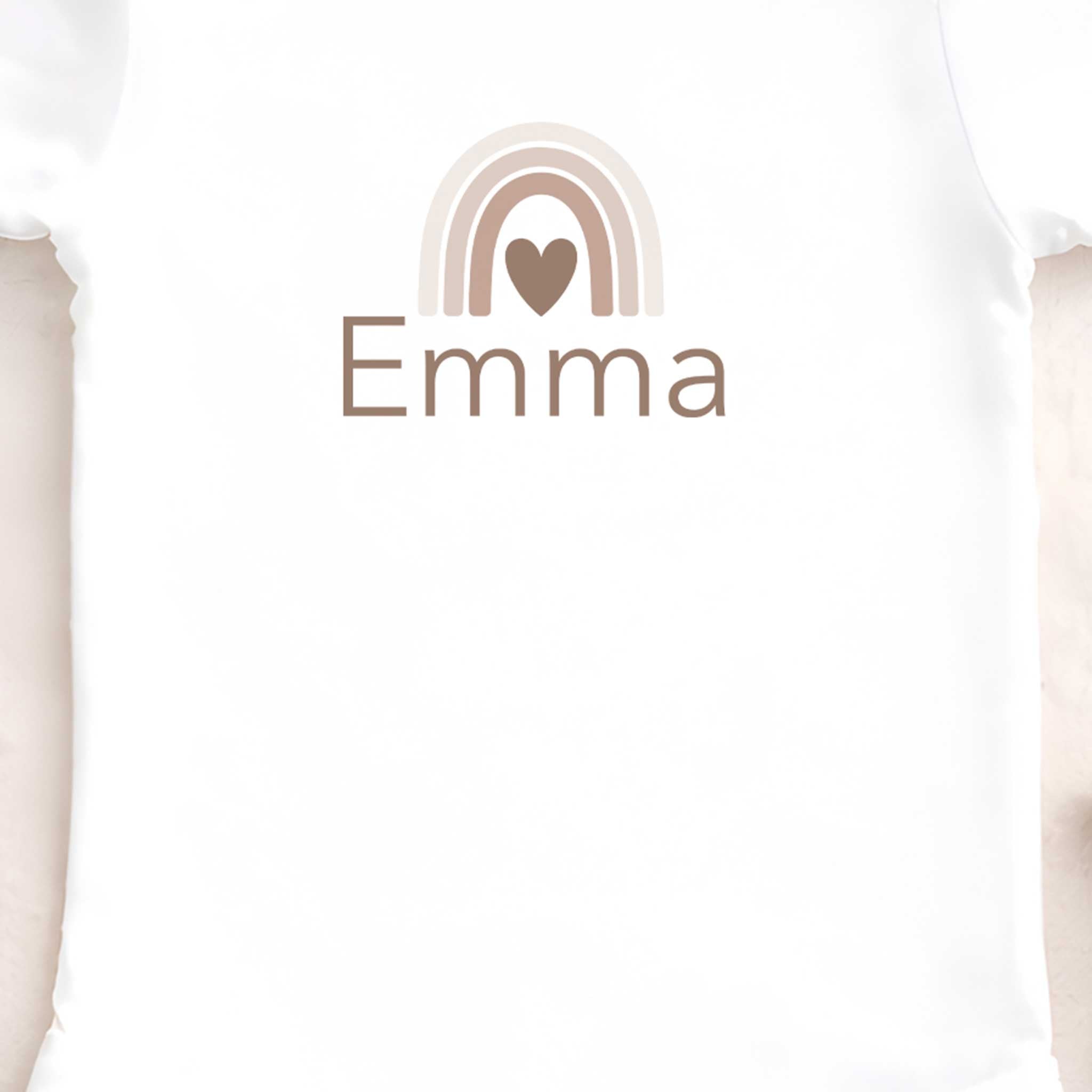 Close-up van een wit babyrompertje met een neutrale regenboog en de naam Emma.